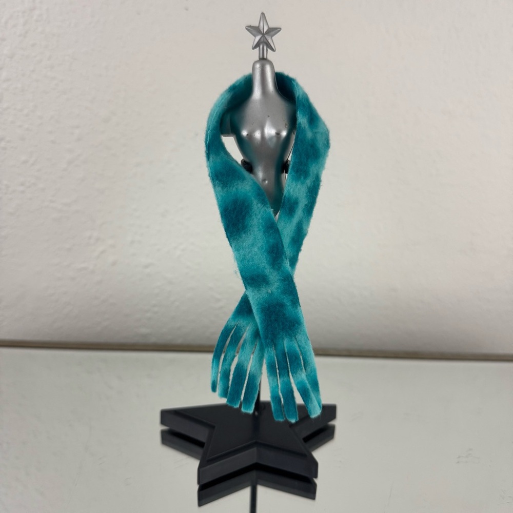 Bratz Doll ICE CHAMPIONS DANA Skater Winter Blue Polka Dot Fringe Felt Scarf